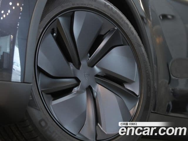 Tesla модель Y, 2025 11