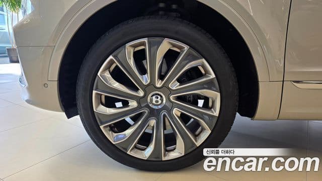Bentley Bentayga 4.0 V8 EWB Mulliner, 2025 3