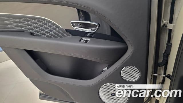 Bentley Bentayga 4.0 V8 EWB Mulliner, 2025 7