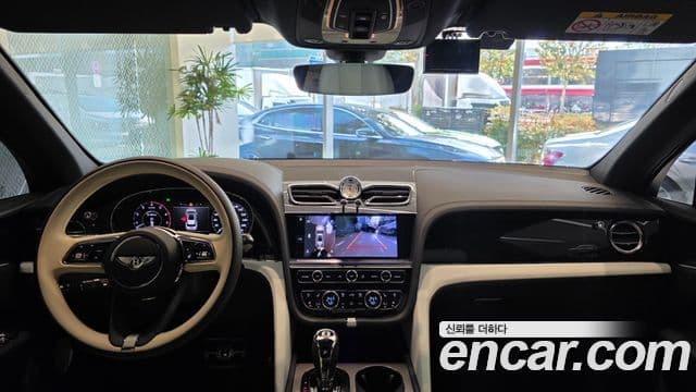 Bentley Bentayga 4.0 V8 EWB Mulliner, 2025 9