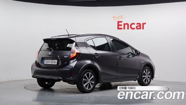 Toyota 프리우스 C 1.5 кроссовер, 2020 2