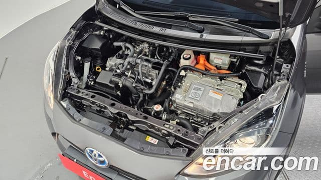 Toyota 프리우스 C 1.5 кроссовер, 2020 6