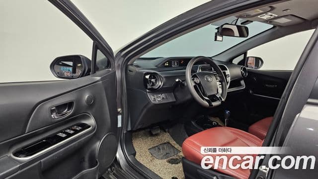 Toyota 프리우스 C 1.5 кроссовер, 2020 10