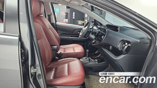 Toyota 프리우스 C 1.5 кроссовер, 2020 11