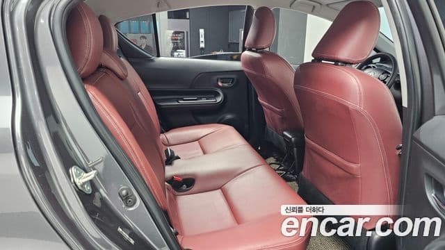 Toyota 프리우스 C 1.5 кроссовер, 2020 12