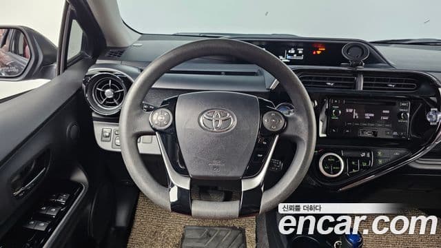 Toyota 프리우스 C 1.5 кроссовер, 2020 13