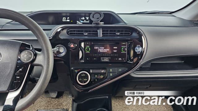 Toyota 프리우스 C 1.5 кроссовер, 2020 14