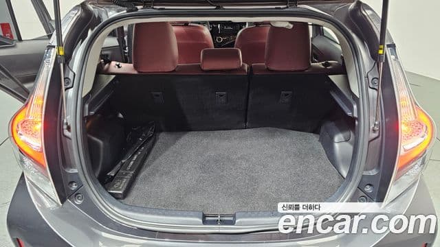 Toyota 프리우스 C 1.5 кроссовер, 2020 20