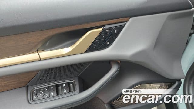 Porsche 타이칸 4S, 2025 18