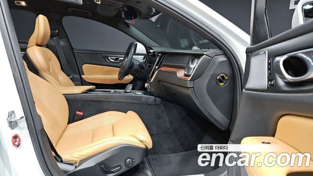 Volvo V60 Cross Country 2세대 B5 Pro AWD, 2021 10