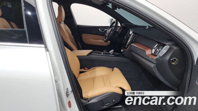 Volvo XC60 2세대 B5 Ultra Bright, 2025 11
