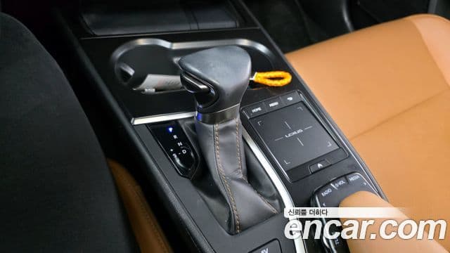 Lexus UX250h, 2019 9