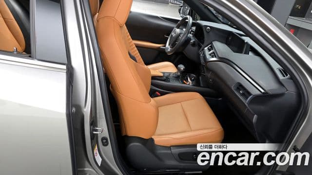 Lexus UX250h, 2019 12