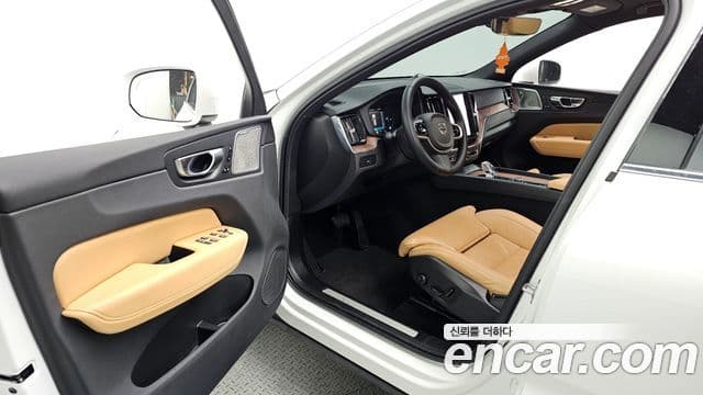 Volvo XC60 2세대 B5 Ultra Bright, 2025 10