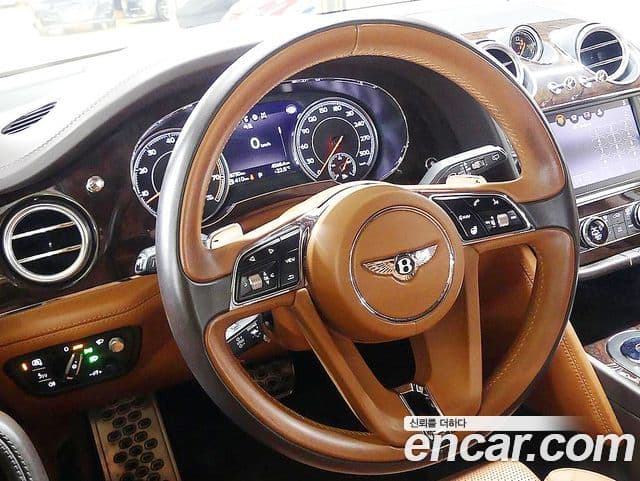 Bentley Bentayga, 2017 10
