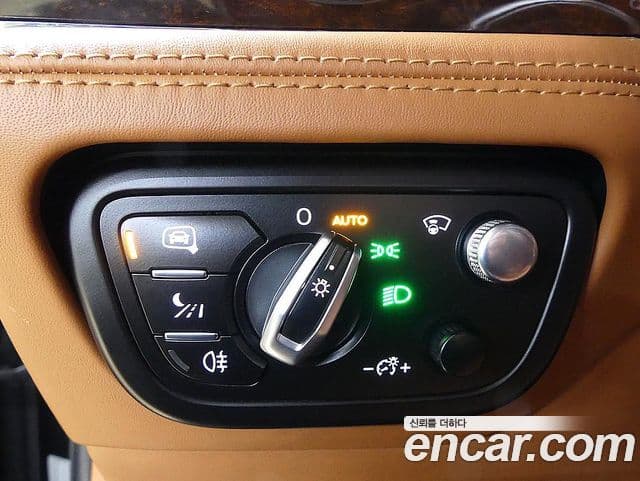 Bentley Bentayga, 2017 11