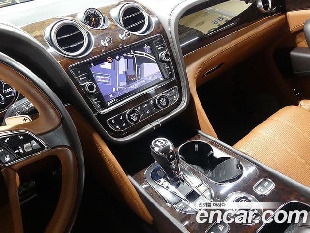 Bentley Bentayga, 2017 12