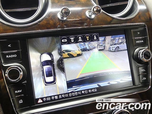 Bentley Bentayga, 2017 13