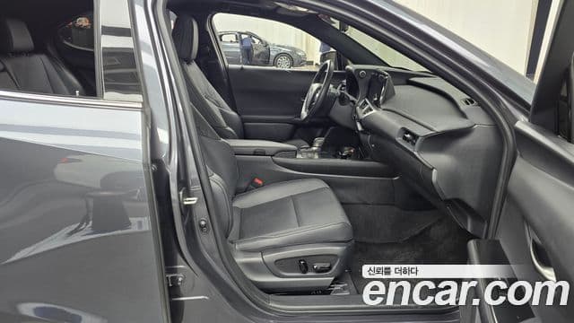 Lexus UX300h, 2025 11