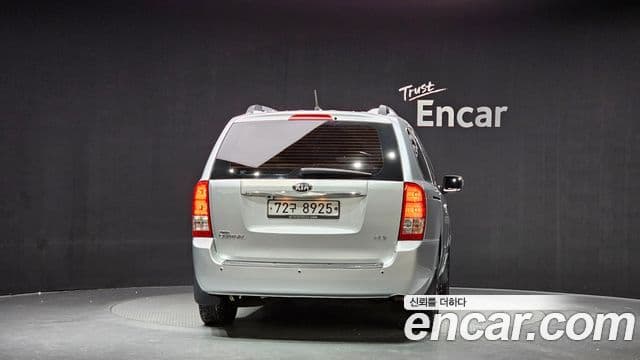 Kia Carnival R Premium, 2013 4