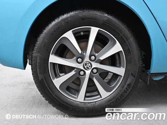 Toyota 프리우스 C, 2018 все фото