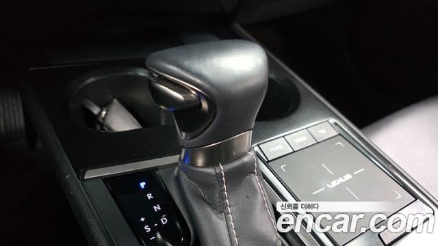 Lexus UX250h, 2019 9