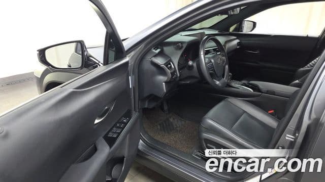 Lexus UX250h, 2019 11