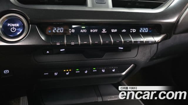 Lexus UX250h, 2019 16