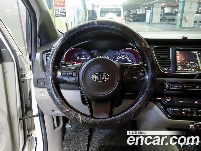 Kia All New Carnival Luxury, 2015 9