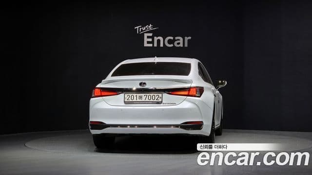 Lexus ES300h 7세대 F-Sport Design пакет, 2024 4