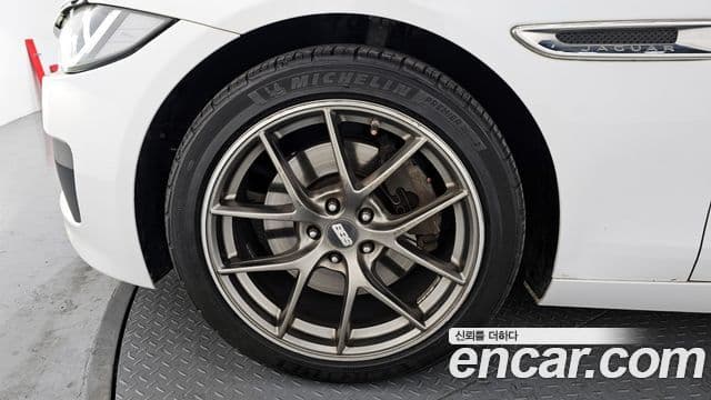 Jaguar XE Prestige, 2017 все фото