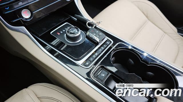 Jaguar XE Prestige, 2017 9