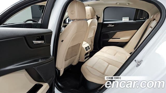 Jaguar XE Prestige, 2017 10