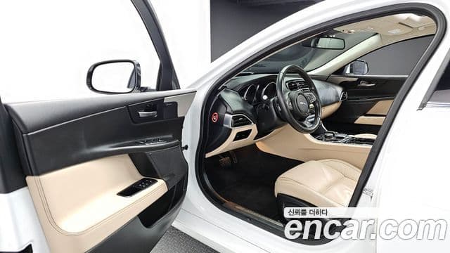 Jaguar XE Prestige, 2017 11