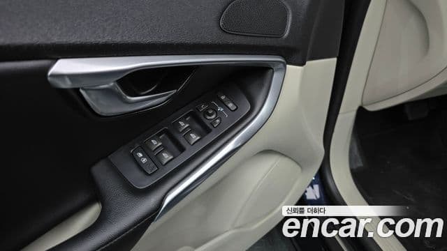 Volvo V40 2세대, 2016 17