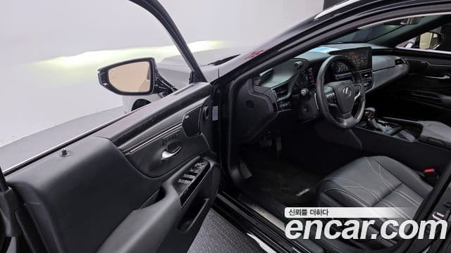 Lexus ES300h 7세대 Executive, 2025 11