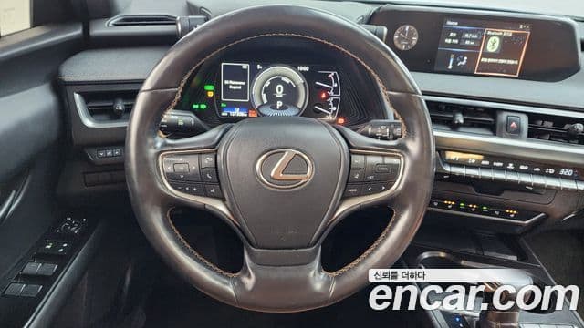 Lexus UX250h, 2019 13