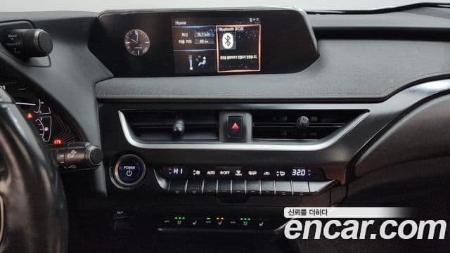 Lexus UX250h, 2019 15