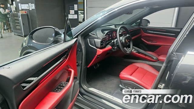 Porsche Macan EV 4S, 2025 10