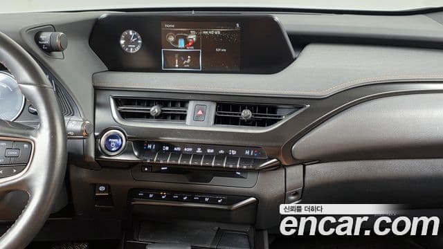 Lexus UX250h, 2019 14