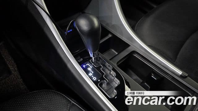 Hyundai YF Sonata чёрный, 2011 9