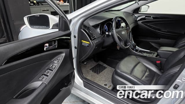 Hyundai YF Sonata чёрный, 2011 10