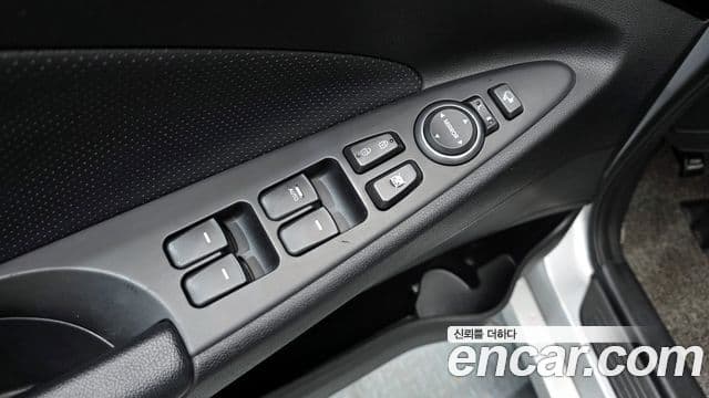 Hyundai YF Sonata чёрный, 2011 11