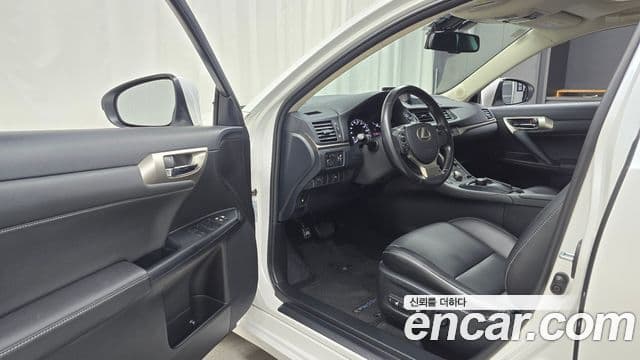 Lexus CT200h ZWA10, 2016 10