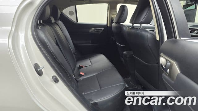 Lexus CT200h ZWA10, 2016 12