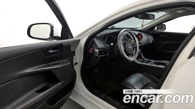 Jaguar XE Prestige, 2017 10