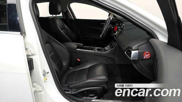 Jaguar XE Prestige, 2017 11