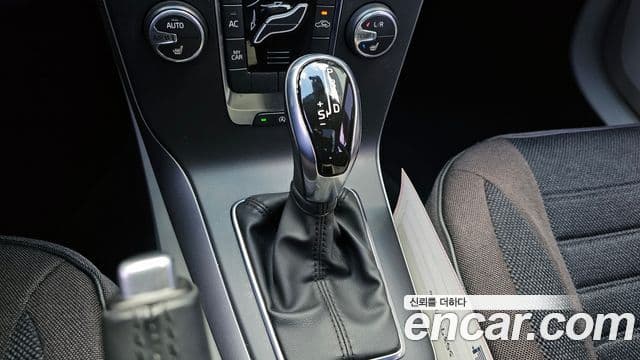 Volvo V40 2세대, 2015 9