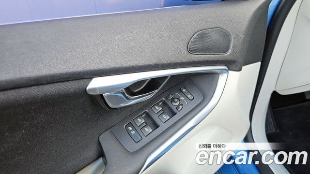 Volvo V40 2세대, 2015 17