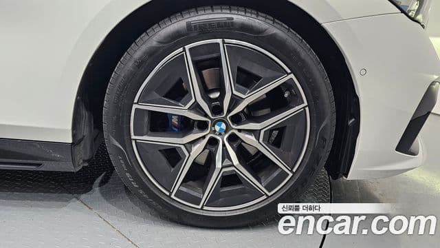 BMW 5시리즈 (G60) 523d M Sport, 2025 все фото